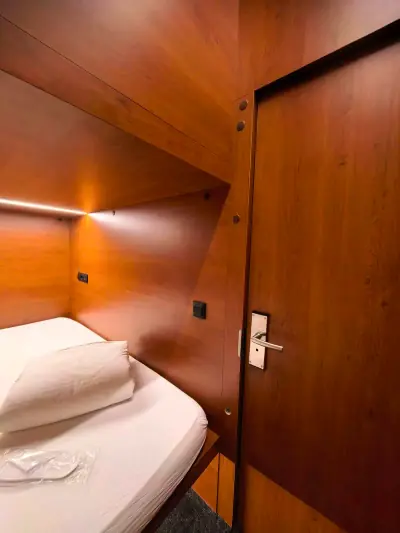 GettSleep यिन-यांग निचला कैप्सूल साइड व्यू बिस्तर प्रवेश दरवाज़ा लाल LED टर्मिनल C