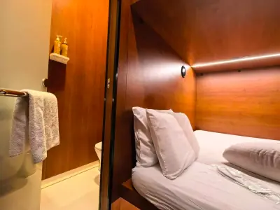 GettSleep यिन-यांग निचला कैप्सूल प्रवेश दरवाज़ा हैंडल क्लोज़-अप लकड़ी फ़्रेम विवरण टर्मिनल C