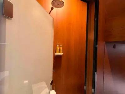 GettSleep यिन-यांग निचला कैप्सूल दीवार पर लगे कोट हैंगर क्लोज़-अप विवरण टर्मिनल C