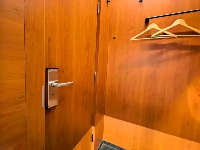 Primer plano gran alcachofa lluvia ducha privada minihabitación Yin-Yang GettSleep Terminal C