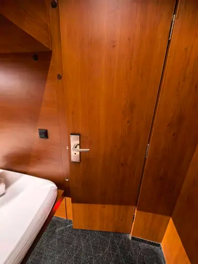 Vista combinada baño privado minihabitación inferior Yin-Yang GettSleep ducha inodoro Terminal C