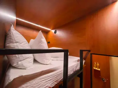 Baño privado minihabitación superior Yin-Yang GettSleep secador puerta cristal abierta Terminal C