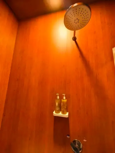 Vista dividida cápsula superior Yin-Yang GettSleep cama ropa naranja puerta baño privado Terminal C