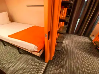 Vista cenital cama cápsula Comfort inferior GettSleep Terminal B salidas