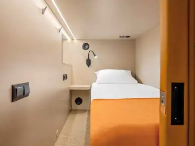 Enchufes pared interior cápsula Comfort inferior GettSleep Terminal B salidas