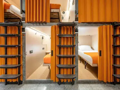 Vista lateral cápsula Comfort inferior con escalera abierta GettSleep Terminal B