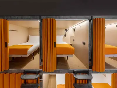 GettSleepコンフォート上段カプセル オレンジカーテン閉 外観 ターミナルB出発