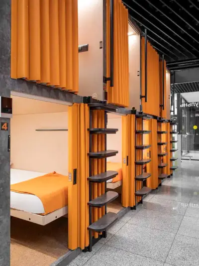 Fila cápsulas corredor hotel GettSleep Terminal B zona salidas