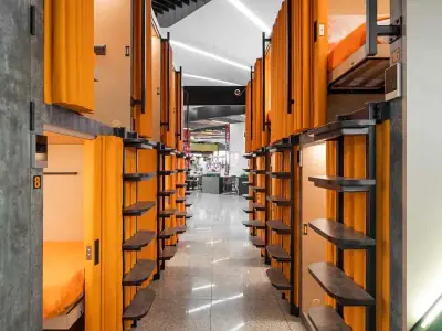 Fila numerada cápsulas corredor GettSleep Terminal B salidas Sheremetyevo