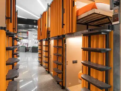 Perspectiva profundidad corredor vista lounge GettSleep Terminal B salidas