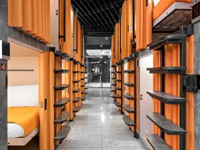 Corredor cápsulas dos niveles hotel GettSleep Terminal B salidas