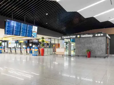 Entrada principal exterior hotel cápsula GettSleep Terminal B salidas Sheremetyevo