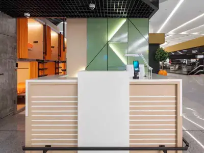 Vista sala espera aeropuerto desde recepción GettSleep Terminal B salidas