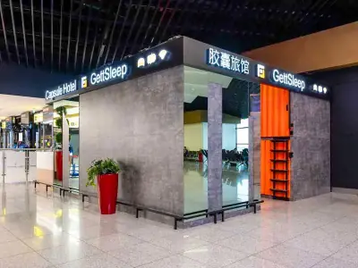 Vista angular recepción señalización multilingüe GettSleep Terminal B salidas