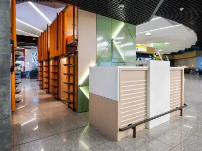 Vista corredor cápsulas desde recepción GettSleep Terminal B salidas