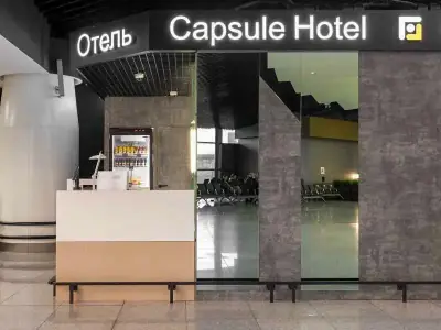 Mostrador recepción panel verde GettSleep Terminal B salidas Sheremetyevo