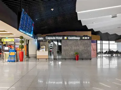 Recepción GettSleep vista lateral panel vuelos Terminal B Sheremetyevo